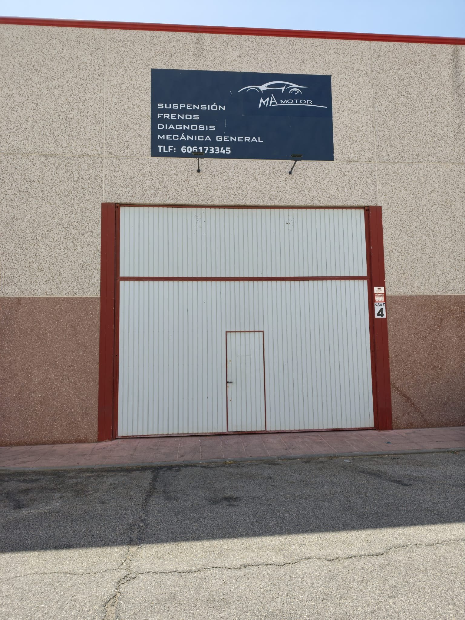 Entrada del taller MA Motor en Gerindote